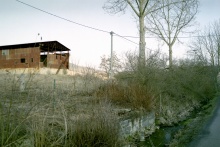 Rybník byl zasypán v sedmdesátých letech. Dům zbořen kvůli státnímu statku. (8. 4. 2006)
