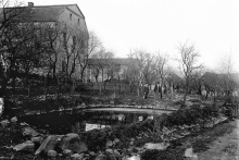 č. p. 3 - Pohled na dům přes rybník. Na hrázi stojí Rudolf Löbel z č.p. 32, jeho otec Josef Löbel a Josef Umlauft. Dům patřil Josefu Zienertovi.
